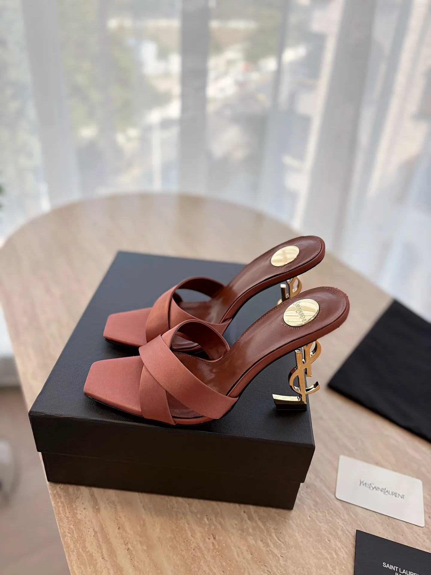👟👟Ex-factory price 560👟👟 "SAINT LAURENT*" Yves Saint Laurent 25ss/hot YSL high heels and slippers in summer New shoe type·Only YSL understands women's hearts best and does not accept refutation Super invincible feminine artifact, a must-have for women (✅Z products are customized from the whole body, perfect consistency) New last type. Compare the differences between pictures and goods on the market ✔Upper: Customized imported silk ✔Inner lining: imported sheepskin ✔Sole: imported genuine leather outsole ✔Heel height: 10.5cm ✔Number of yards: 35-39 (No refund for 40 pieces of custom-made stock) (Full package)
